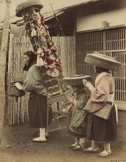 Семья пилигримов. Крашенная вручную японская альбуминовая фотография эпохи Мэйдзи (1868-1912). 