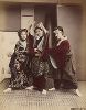 Танцующие девушки. Крашенная вручную японская альбуминовая фотография эпохи Мэйдзи (1868-1912). 