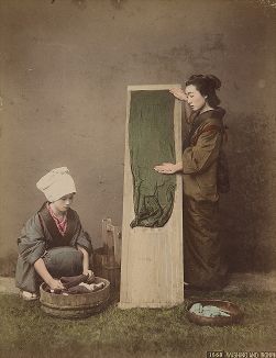 Стирка и глажка (араихари). Крашенная вручную японская альбуминовая фотография эпохи Мэйдзи (1868-1912). 
