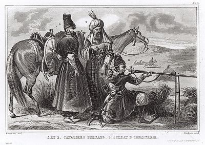 Персидские кавалеристы и изготовившийся к стрельбе пехотинец. 