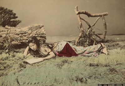 Читающая девушка. Крашенная вручную японская альбуминовая фотография эпохи Мэйдзи (1868-1912). 