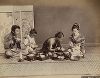 Едят лапшу соба. Крашенная вручную японская альбуминовая фотография эпохи Мэйдзи (1868-1912). 