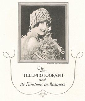 Телефотография: дама в пышном боа и шляпке по моде 1920-х годов. 