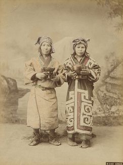 Айны. Две женщины с ритуальными сосудами для вина. Крашенная вручную японская альбуминовая фотография эпохи Мэйдзи (1868-1912). 