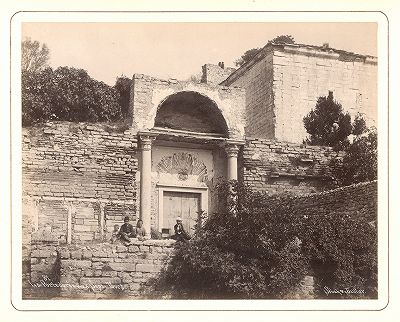 Золотые Ворота в старой стене Константинополя. 