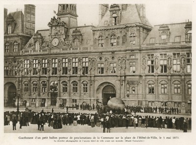 Воздушный шар с воззваниями лидеров Парижской коммуны возле ратуши, которая вскоре сгорит. 3 мая 1871 года. L'аéronautique d'aujourd'hui. Париж, 1938
