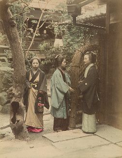 Три японки в саду. Крашенная вручную японская альбуминовая фотография эпохи Мэйдзи (1868-1912). 