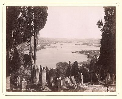 Вид на Золотой Рог со стороны кладбища Султан Эйюп. 