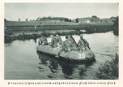 Солдаты вермахта форсируют водную преграду на резиновой лодке. Das Deutsche Heer im bunten und im grauen Rock. Берлин, 1935