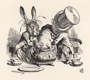 Оглянувшись в последний раз, она увидела, что они засовывают Соню в чайник (иллюстрация Джона Тенниела к книге Льюиса Кэрролла «Алиса в Стране Чудес», выпущенной в Лондоне в 1870 году)
