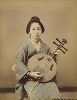 Музыкантша, играющая на музыкальном инструменте гэккин. Крашенная вручную японская альбуминовая фотография эпохи Мэйдзи (1868-1912). 