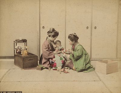 Кормление младенца. Крашенная вручную японская альбуминовая фотография эпохи Мэйдзи (1868-1912). 