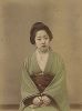 Японка в зеленом полосатом кимоно. Крашенная вручную японская альбуминовая фотография эпохи Мэйдзи (1868-1912). 