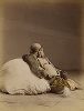 Бродячий актер, изображающий Хотэя, бога довольства и счастья. Крашенная вручную японская альбуминовая фотография эпохи Мэйдзи (1868-1912). 