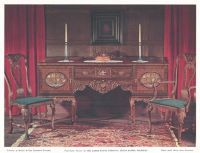 Интерьер с антикварными комодом и стульями от Berkey & Gay Furniture Company. 