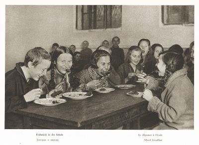 Завтрак в школе. Лист 132 из альбома "Москва" ("Moskau"), Берлин, 1928 год