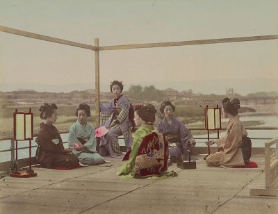 Отдых гейш на реке Камогава. Крашенная вручную японская альбуминовая фотография эпохи Мэйдзи (1868-1912). 