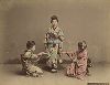 Девушки, играющие в мяч. Крашенная вручную японская альбуминовая фотография эпохи Мэйдзи (1868-1912). 