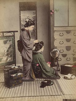 Причесывание. Крашенная вручную японская альбуминовая фотография эпохи Мэйдзи (1868-1912). 