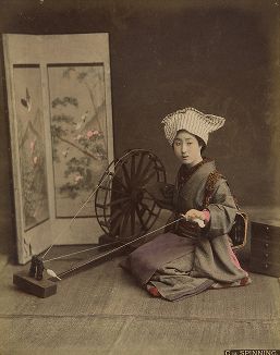Прядение нитей. Крашенная вручную японская альбуминовая фотография эпохи Мэйдзи (1868-1912). 