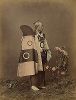 Пожарный-самурай со шлемом в руке. Крашенная вручную японская альбуминовая фотография эпохи Мэйдзи (1868-1912). 
