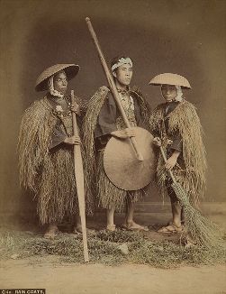 Три уличных торговца. Крашенная вручную японская альбуминовая фотография эпохи Мэйдзи (1868-1912). 