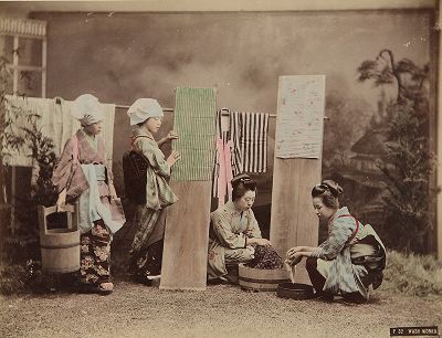 Стирка кимоно. Крашенная вручную японская альбуминовая фотография эпохи Мэйдзи (1868-1912). 
