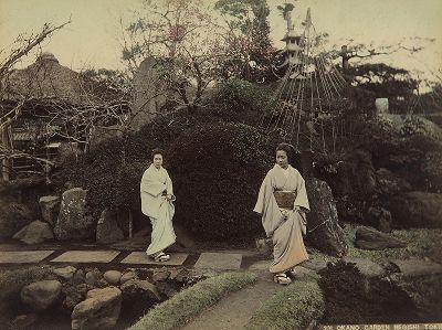 Девушки в саду Окано в Токио. Крашенная вручную японская альбуминовая фотография эпохи Мэйдзи (1868-1912). 