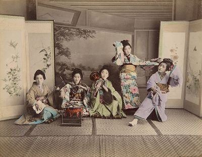 Оркестр ("хаяси"). Крашенная вручную японская альбуминовая фотография эпохи Мэйдзи (1868-1912). 