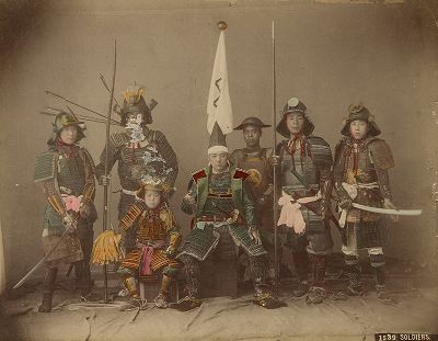 Группа самураев в доспехах. Крашенная вручную японская альбуминовая фотография эпохи Мэйдзи (1868-1912). 
