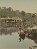 Прогулка на лодке в саду Генкюэн. Крашенная вручную японская альбуминовая фотография эпохи Мэйдзи (1868-1912). 