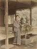 Девушка с цветами. Крашенная вручную японская альбуминовая фотография эпохи Мэйдзи (1868-1912). 