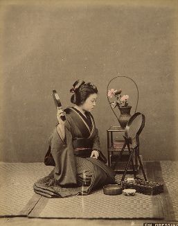 Проверка прически. Крашенная вручную японская альбуминовая фотография эпохи Мэйдзи (1868-1912). 