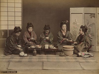 Девушки за трапезой в чайном доме. Крашенная вручную японская альбуминовая фотография эпохи Мэйдзи (1868-1912). 