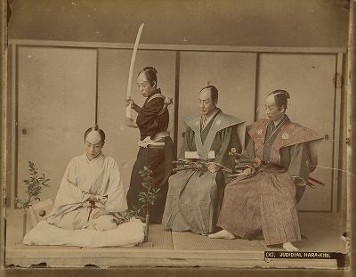 Сцена харакири по приговору суда. Крашенная вручную японская альбуминовая фотография эпохи Мэйдзи (1868-1912). 