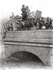 Французские сапёры возводят баррикаду на мосту (эпизод франко-прусской войны) (из Types et uniformes. L'armée françáise par Éduard Detaille. Париж. 1889 год)