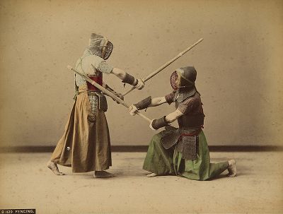 Кэндо. Фехтующие. Крашенная вручную японская альбуминовая фотография эпохи Мэйдзи (1868-1912). 