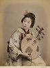 Музыкантша в сезон любования кленами. Крашенная вручную японская альбуминовая фотография эпохи Мэйдзи (1868-1912). 