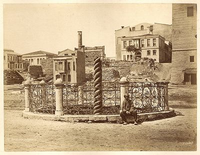 Змеиная колонна на площади Султанахмет в Константинополе. 