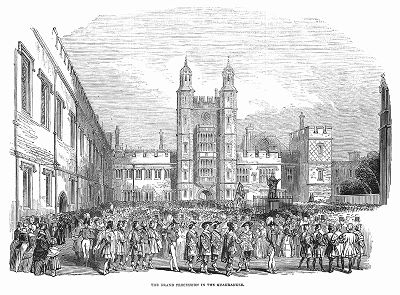 Грандиозная процессия, собравшаяся во внутреннем четырёхугольном дворе Итонского колледжа во время традиционного фестиваля 1844 года, проводящегося каждые три года (The Illustrated London News №109 от 01/05/1844 г.)