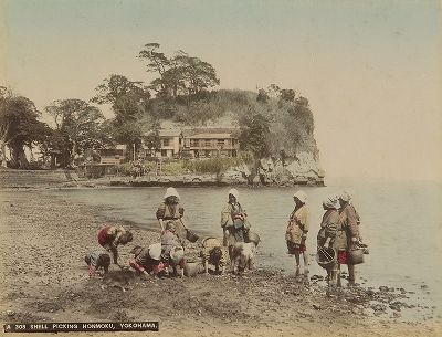 Сбор моллюсков на берегу Токийского залива в Иокогаме. Крашенная вручную японская альбуминовая фотография эпохи Мэйдзи (1868-1912). 