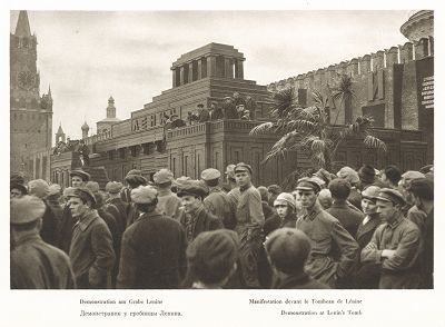 Демонстрация у мавзолея Ленина. Лист 31 из альбома "Москва" ("Moskau"), Берлин, 1928 год
