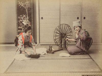 Прядение хлопковой нити. Крашенная вручную японская альбуминовая фотография эпохи Мэйдзи (1868-1912). 