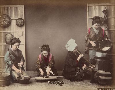 Приготовление обеда. Крашенная вручную японская альбуминовая фотография эпохи Мэйдзи (1868-1912). 
