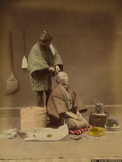 Мужской парикмахер. Крашенная вручную японская альбуминовая фотография эпохи Мэйдзи (1868-1912). 