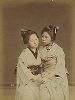 Пара девушек, взявшихся за руки. Крашенная вручную японская альбуминовая фотография эпохи Мэйдзи (1868-1912). 