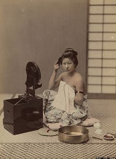 Девушка, поправляющая прическу после умывания. Крашенная вручную японская альбуминовая фотография эпохи Мэйдзи (1868-1912). 