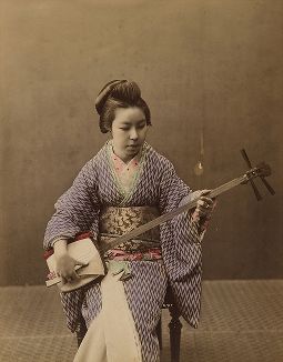 Девушка с сямисэном. Крашенная вручную японская альбуминовая фотография эпохи Мэйдзи (1868-1912). 