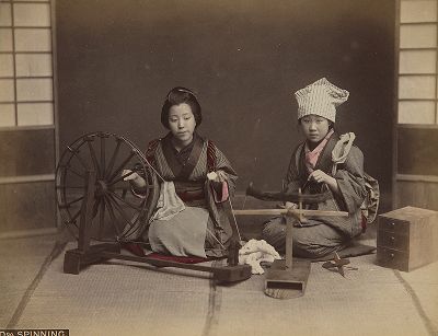 Две прялки. Крашенная вручную японская альбуминовая фотография эпохи Мэйдзи (1868-1912). 