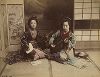 Музыкантши. Крашенная вручную японская альбуминовая фотография эпохи Мэйдзи (1868-1912). 